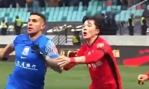  記者談海港后衛(wèi)明天：從津門虎到海港環(huán)境變了，他需主動去適應(yīng)