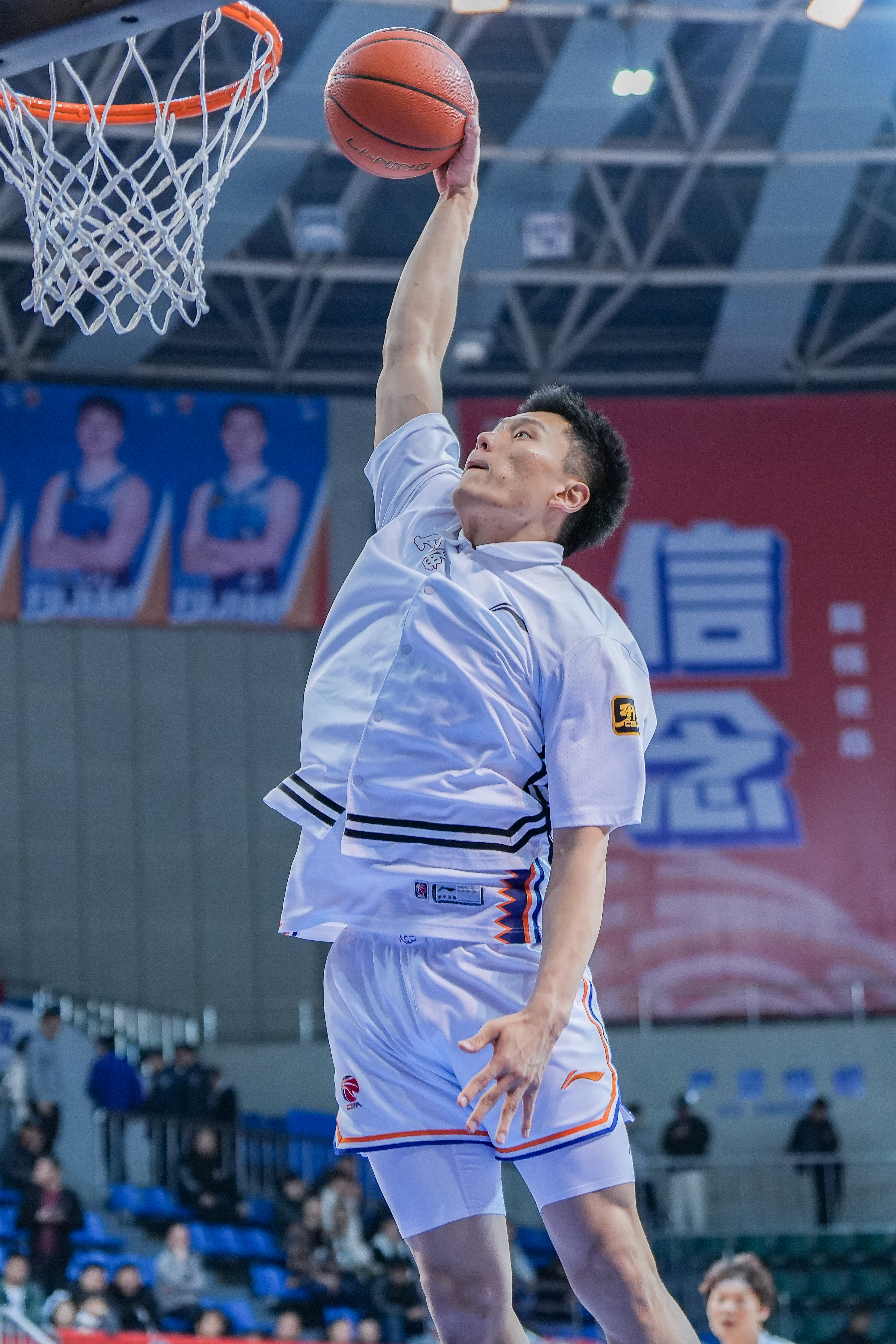  持續(xù)漲球！上海男籃“李花”組合—李弘權、李添榮