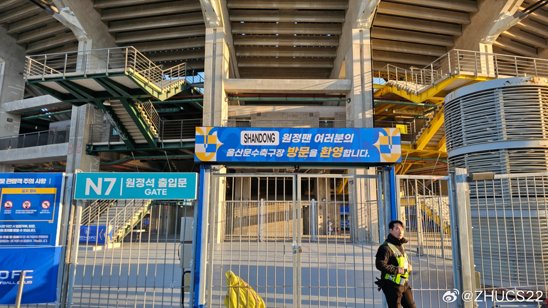  博主：蔚山現(xiàn)場(chǎng)工作人員、轉(zhuǎn)播車(chē)、安保在準(zhǔn)備撤場(chǎng)，場(chǎng)外一片安靜