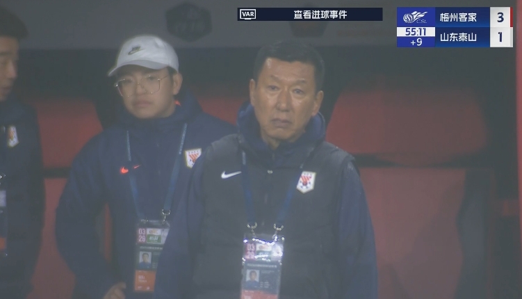  半場1-3落后遞補(bǔ)隊！場邊的崔康熙表情焦急