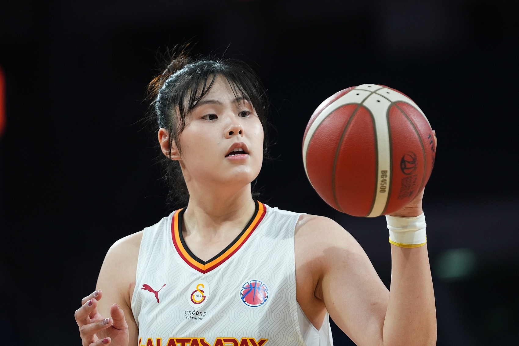  穩(wěn)定高效！李月汝9中6得到18分10板1助2斷1帽 罰球6中6