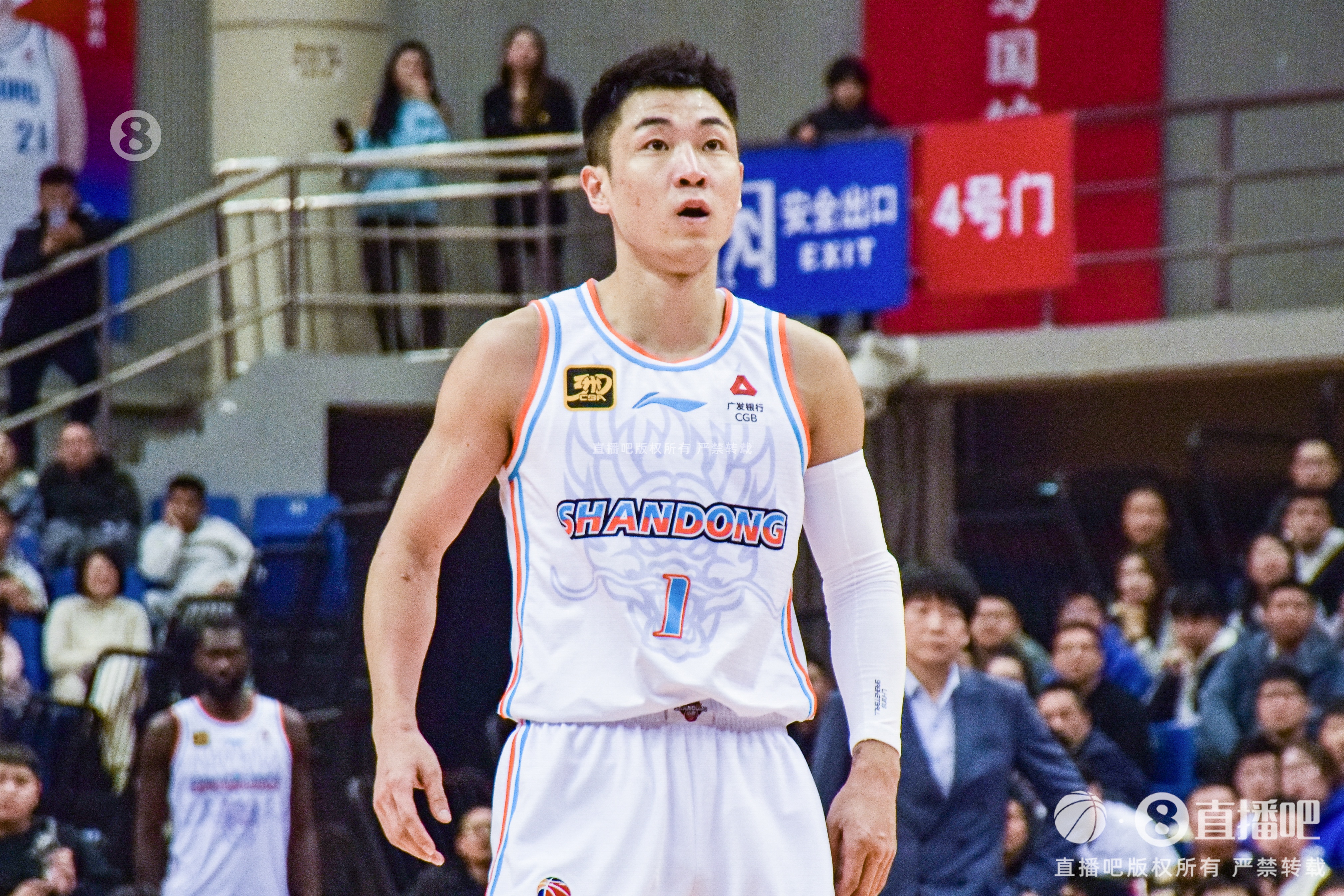  高詩巖首發(fā)38分鐘 10中2&三分7中1拿10分10板8助3斷 出現5失誤